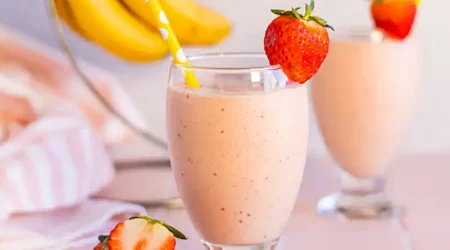 شیوه تهیه اسموتی توت‌فرنگی بدون بستنی با موز و رژیمی