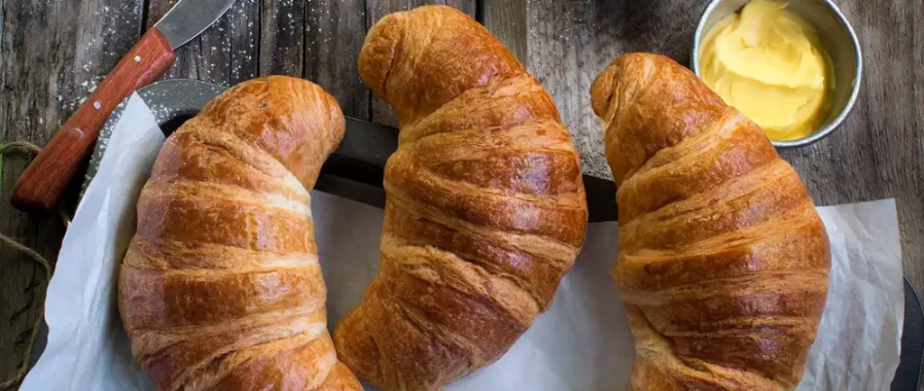 طرز تهیه نان کروسان فرانسوی با ساختار لایه‌لایه‌ای و کره‌ای