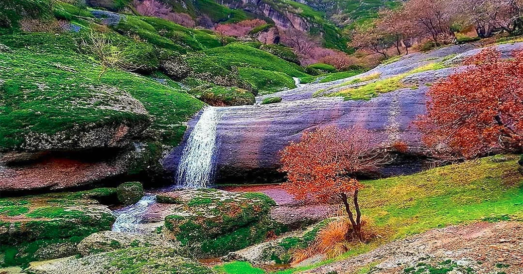 متن جایگزین: آبشار مخمل کوه