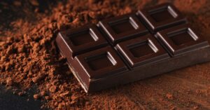 چه شکلات‌هایی قند کمتر و کیفیت بهتری دارند؟