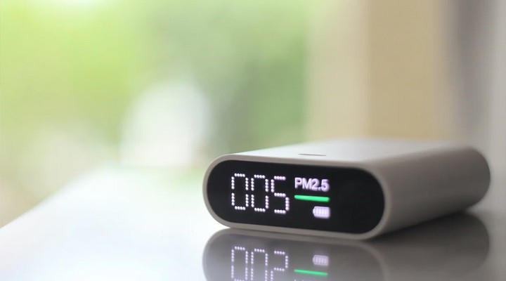 Digital air quality monitor displaying a low PM2.5 reading of 005.
