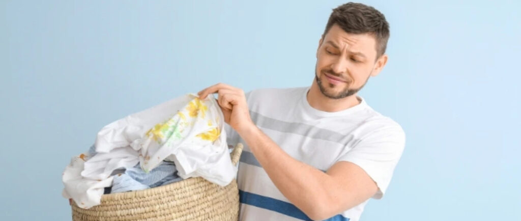 چرا لباس‌ها بوی بد می‌گیرند؟ ۷ علت علمی + راهکارهای مؤثر