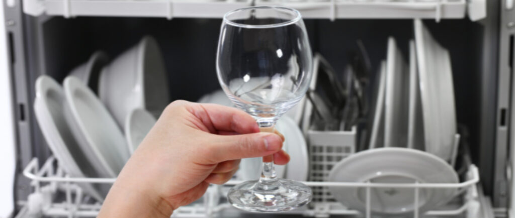 چرا ظرف‌شویی لکه می‌گذارد؟ ۱۲ علت پنهان که کسی به شما نمی‌گوید