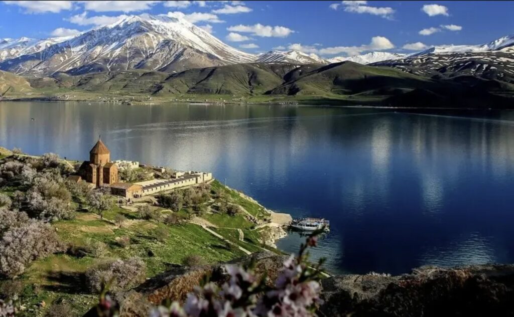 کامل‌ترین راهنمای سفر زمینی به وان – صفر تا صد مسیر، مرز، مدارک و هزینه‌ها