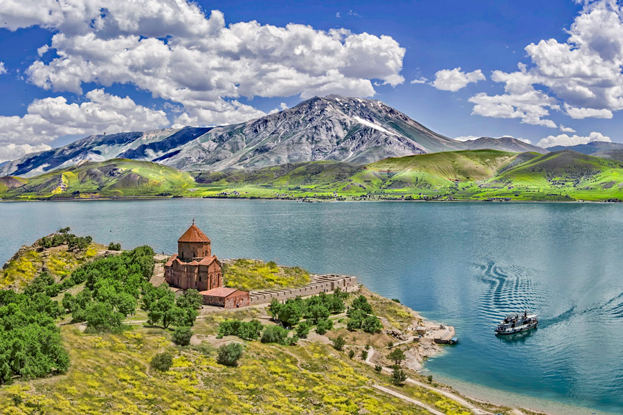 جاذبه‌های دیدنی وان؛ راهنمای جامع سفر به شهر دریاچه و قلعه‌ها