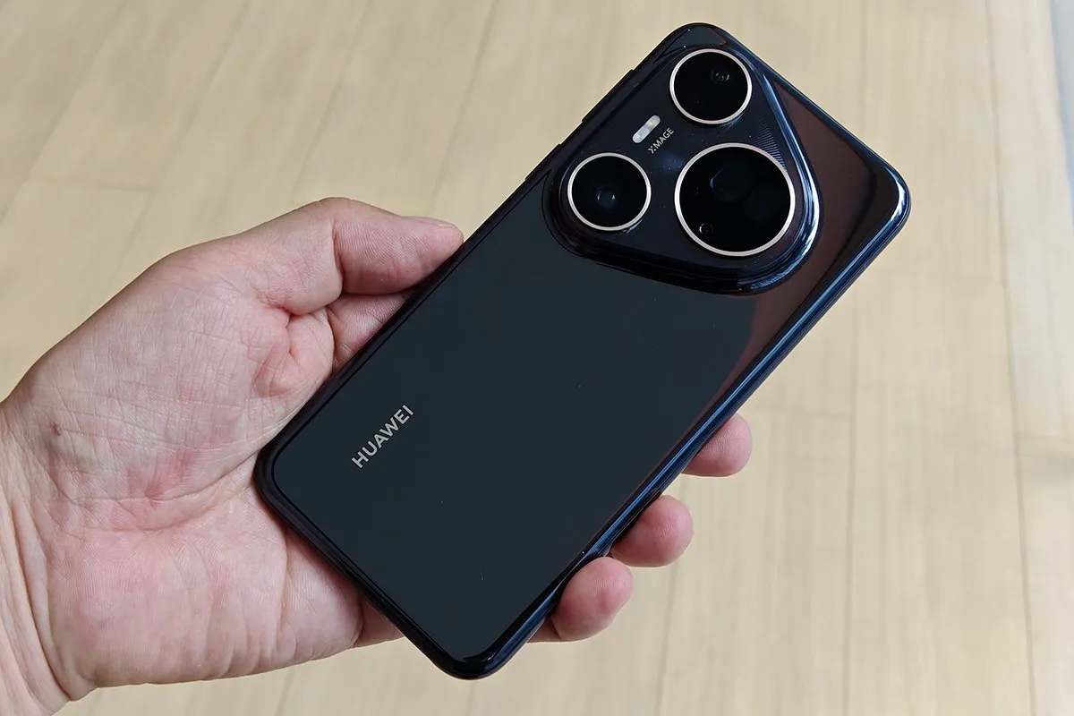 Huawei Pura 80 Ultra smartphone featuring a premium triple-camera system and flagship mobile photography design. 