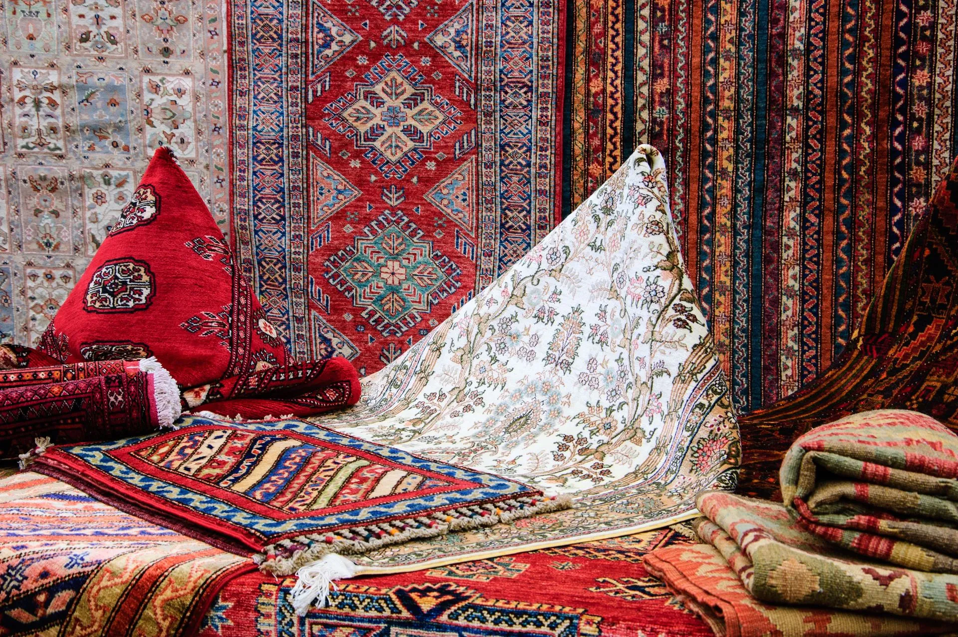 فرش چند شانه بخریم؟ تفاوت ۷۰۰، ۱۰۰۰ و ۱۲۰۰ شانه به زبان ساده