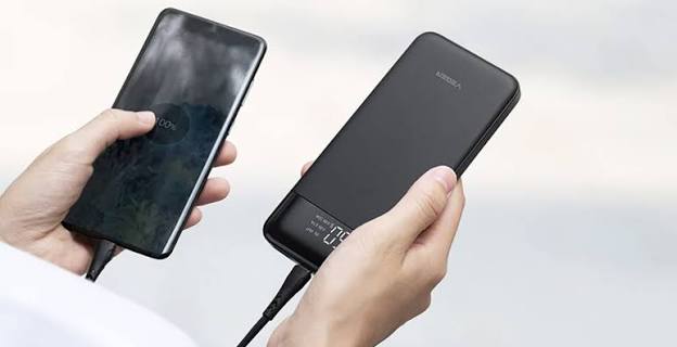 Charging a smartphone with a portable power bank

