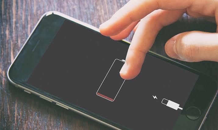 Low smartphone battery warning while charging the phone
