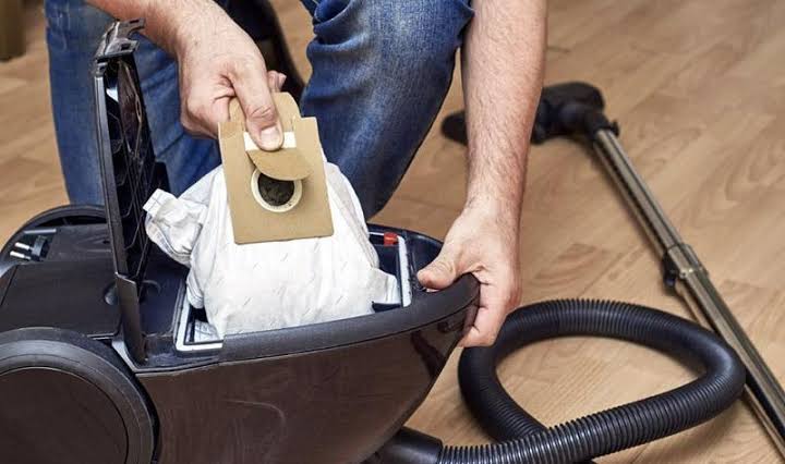 Cleaning a vacuum cleaner bag