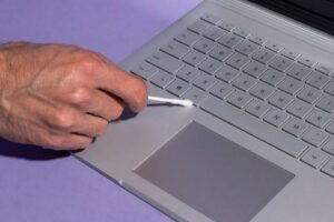 نحوه صحیح تمیز کردن لپ‌تاپ؛ صفحه‌نمایش، کیبورد و فن را چطور پاک کنیم؟