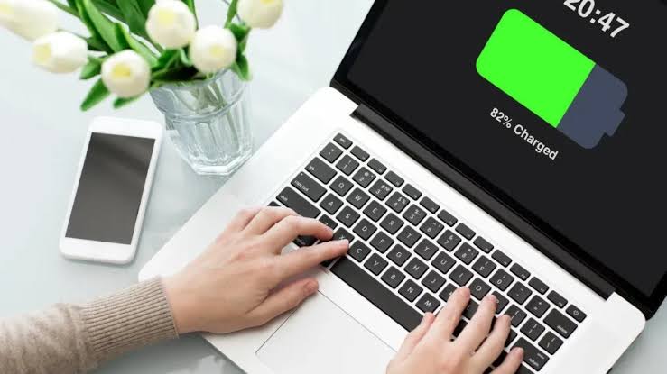 Laptop battery charged to 82% while in use, showing the recommended charging level for better battery health